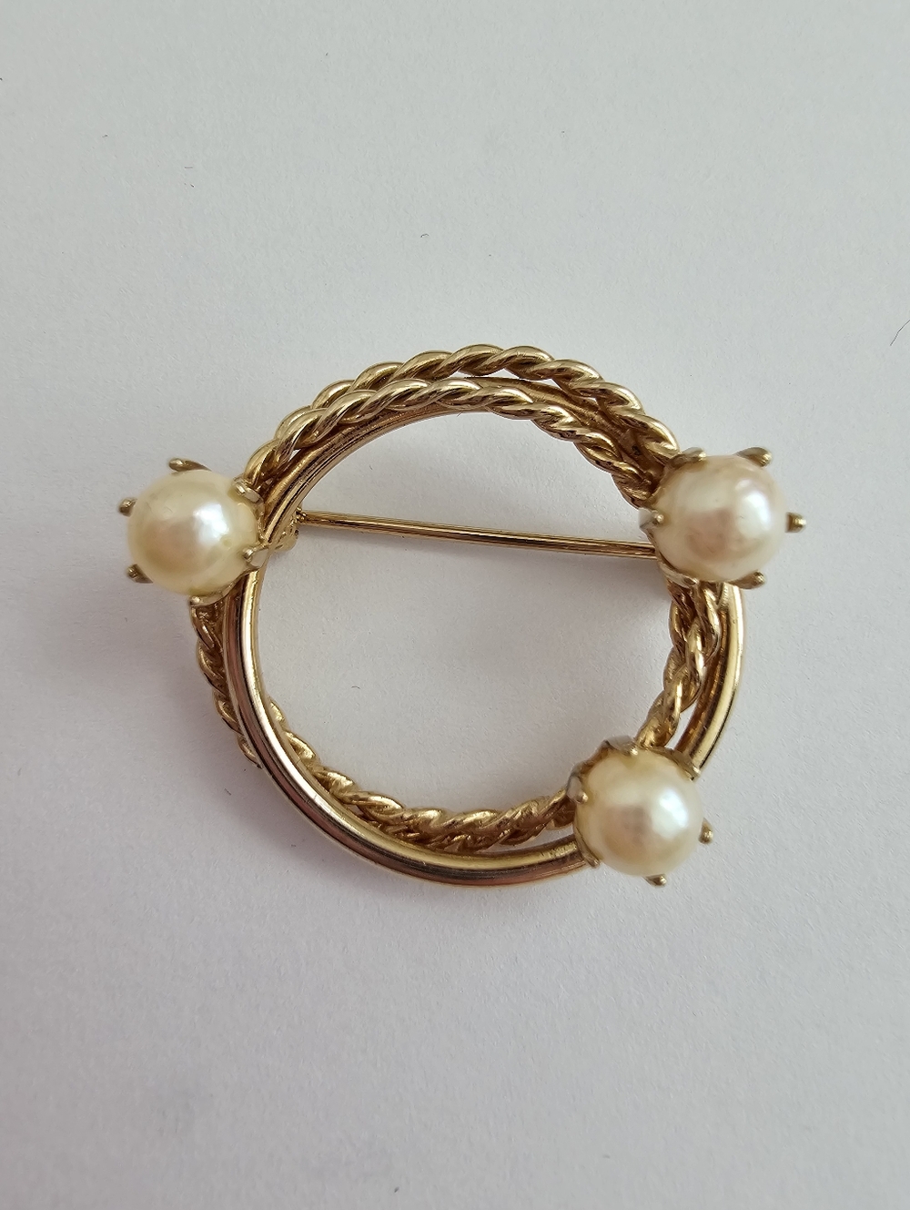 Vintage Gold-Tone Twisted Rope & Pearl Circle Wreath Brooch